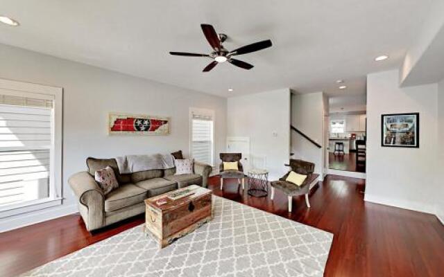 Nashville Duplex Home by RedAwning