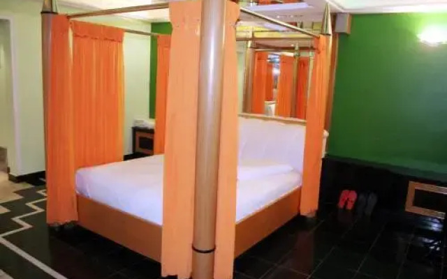 Status Motel (Adult Only)