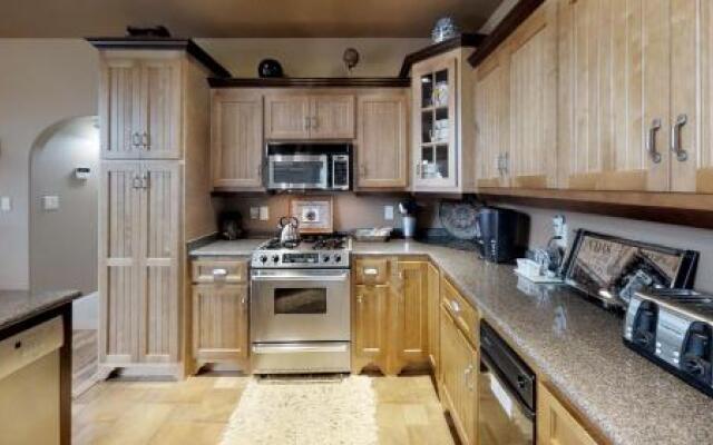 Enchanted Primrose 2 Bedroom Chalet by RedAwning