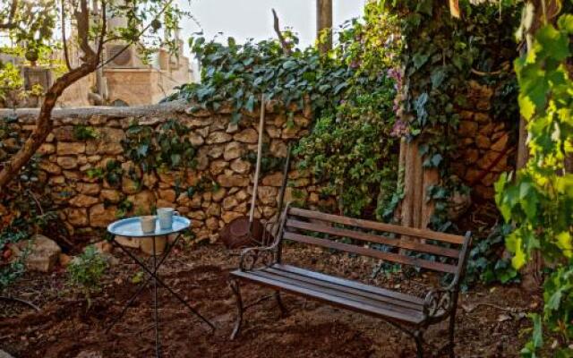 The Nest- romantic vacation home// Ein Kerem, Jerusalem