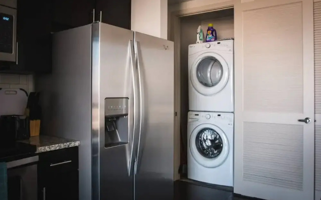 Luxurious 1BR Apt In Uptown High-Rise