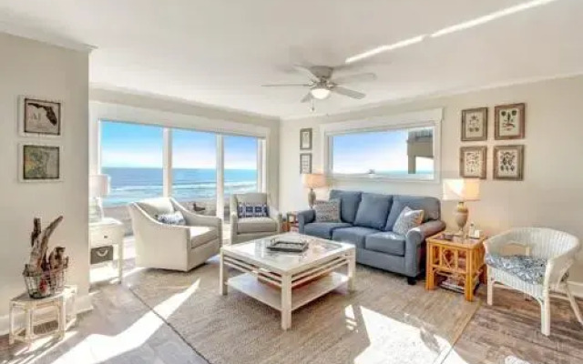 Gorgeous Oceanfront Views Condo with On Site Pool and Fully Covered Parking by RedAwning