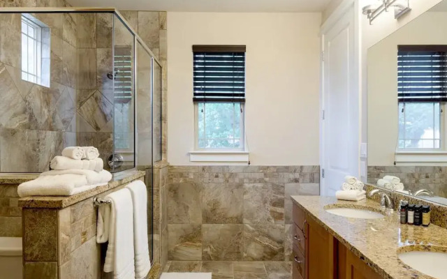 Spacious 3 BR Near Downtown by Domio
