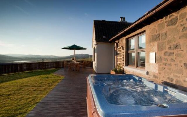Maple Cottage with Hot Tub near Cupar, Fife