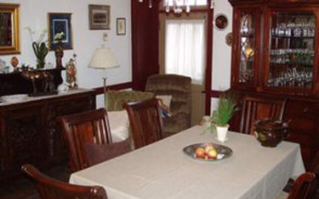 Historic Schoeneck Hotel B&B