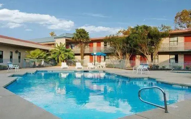 Econo Lodge Inn & Suites