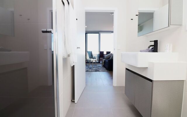 Queen of Northcote Views - Rejuvenate Stays