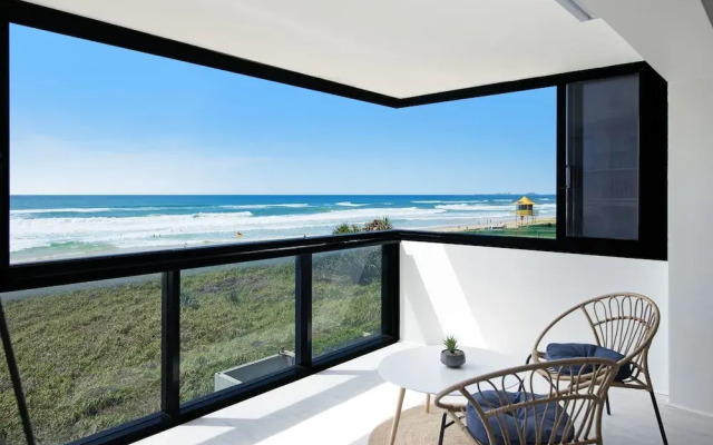 Surfers Paradise Absolute Beachfront Apartment