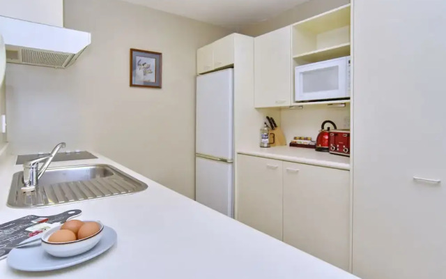 Park Lane Apartment 4