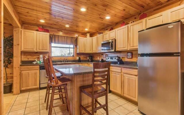 Apple Bear Lodge - Four Bedroom Cabin