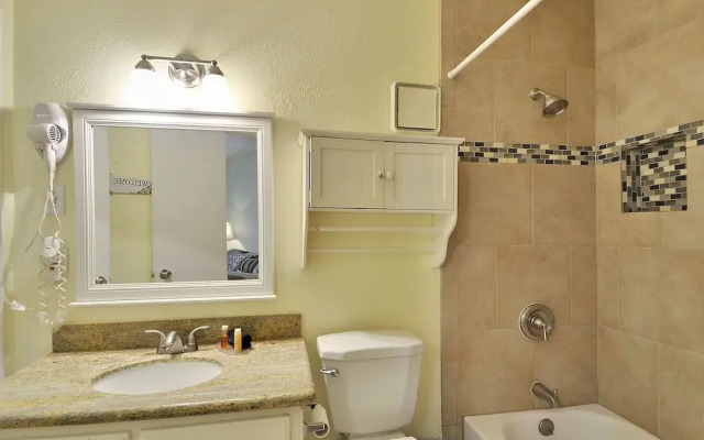 Hula Hut 1 Br condo by RedAwning