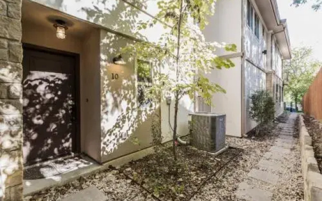 3BR Townhome UT Austin by WanderJaunt