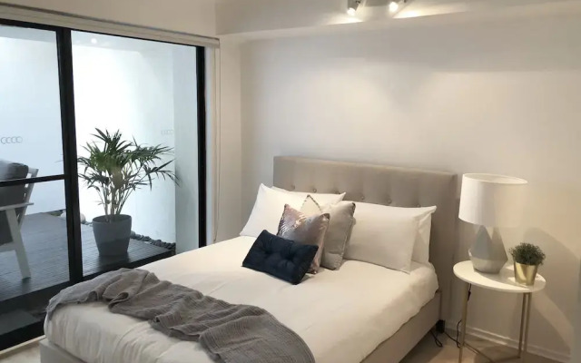 Sunshine Beach Luxe Apartment