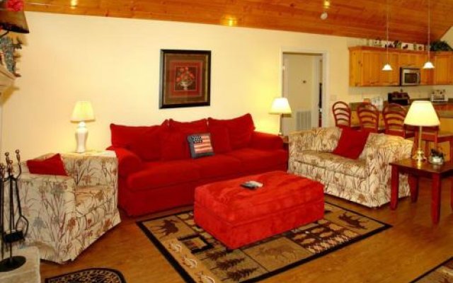 Rivendell Creekside  - 3 Bedrooms, 2 Baths, Sleeps 6 Cabin by RedAwning