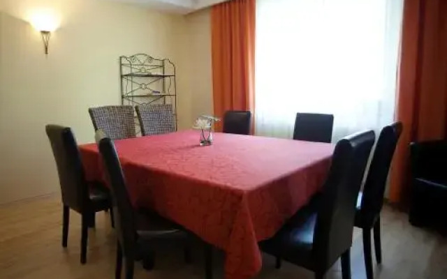 Weinhof & Gästehaus Dombi Weiss