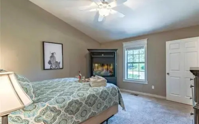 Hummingbird Retreat - Four Bedroom Cabin with Hot Tub