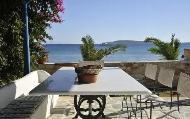 George's beach studios Aliki Paros