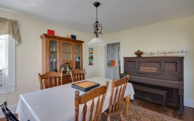 12th Street House up - 5 Br Apts