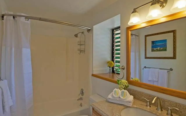 Pohailani #201 Studio Bedroom Condo by RedAwning