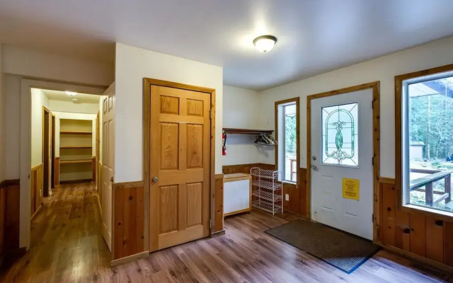 03mbh -12-bdrm - 3.5-bath - Wifi - Pets Ok - Sleeps 26 12 Bedroom Home by RedAwning