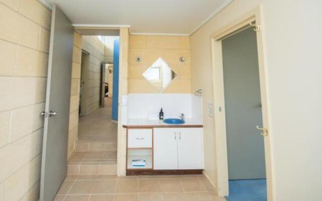 Bayview no 1 - Next to the Beach!