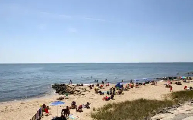Beach-Central Cape Cod Duplex by RedAwning