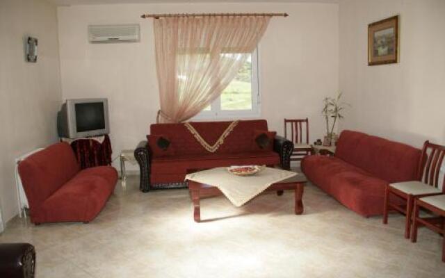 Elanthi Hostel