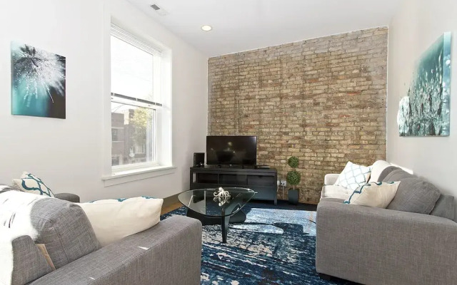 Vibrant 2BR in Wrigleyville by Sonder