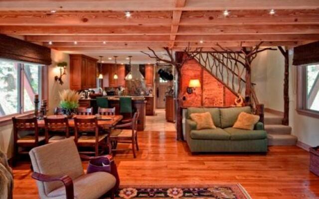 Weil Luxury Vacation Cabin by RedAwning