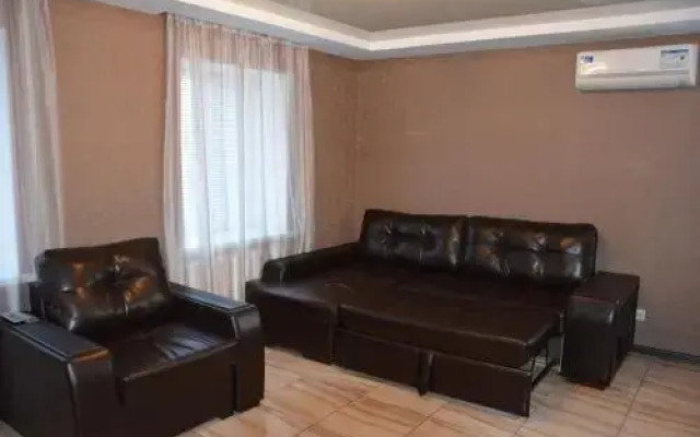 Studio Naberezhnaya Lenina 16A
