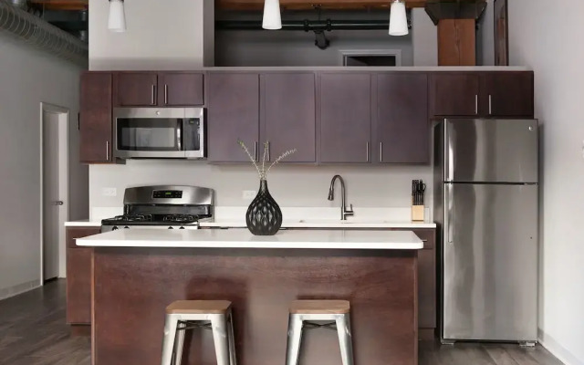 Bright South Loop Suites by Sonder