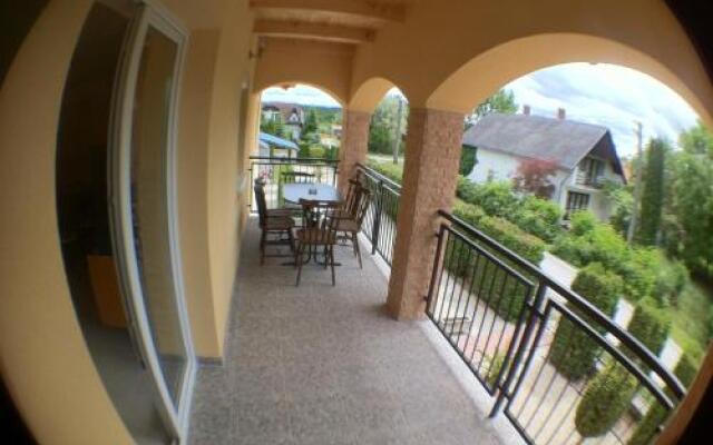 Granada Medencés Apartmanház