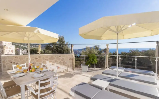 Villa Manolya by Akdenizvillam