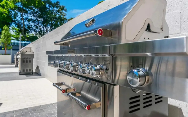 Spacious Apartment with Marina Views