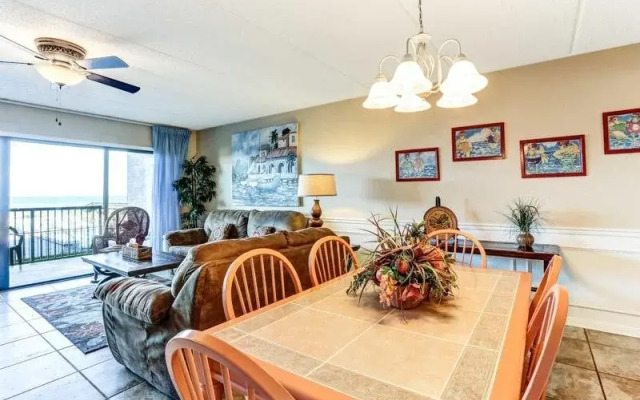 Enchanting Ground Unit Condo Few Steps Away from the Ocean Side by RedAwning