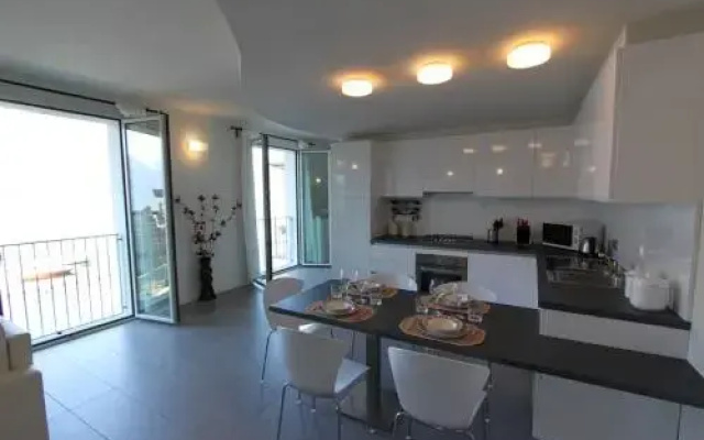 Luxury Apartment Front Lake View