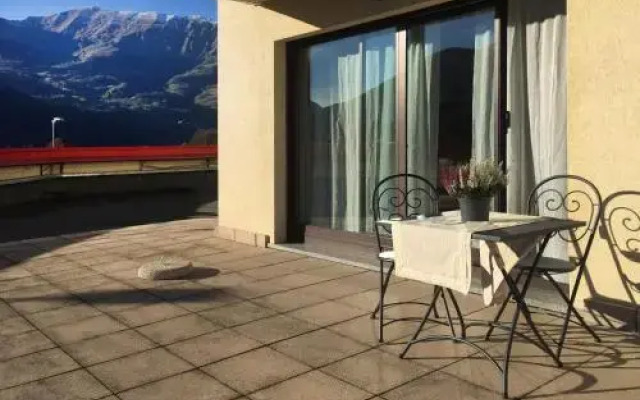 Como's Lake Mountains