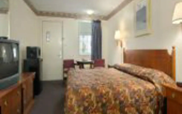 Deluxe Inn (formerly Days Inn)