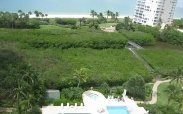 Luxurious Condo with Pool and Hot Tub Just a Walk to the beach by RedAwning