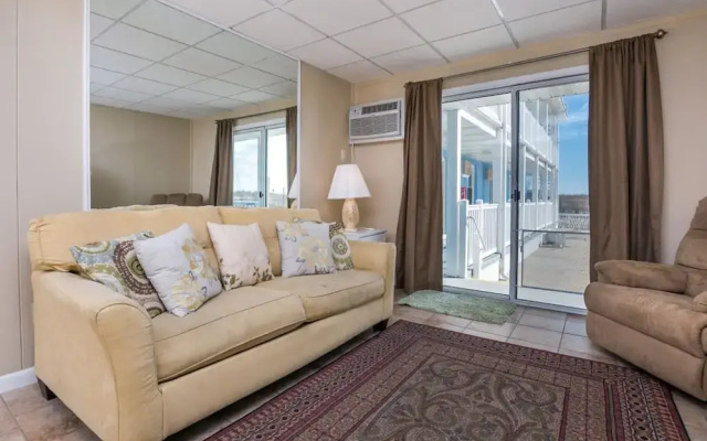 46th St Windjammer 104 1Br Condo