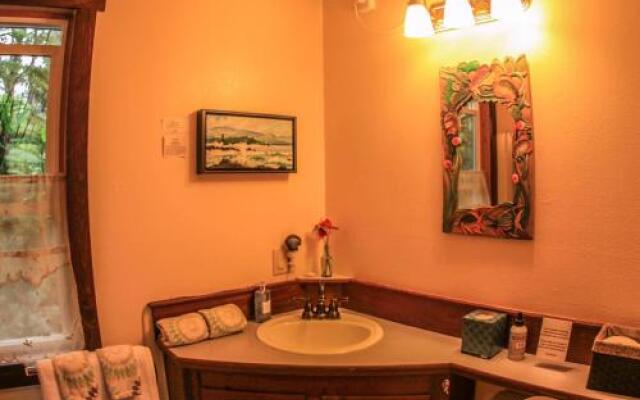 Ferny Hollow: Romantic Rainforest Cottage