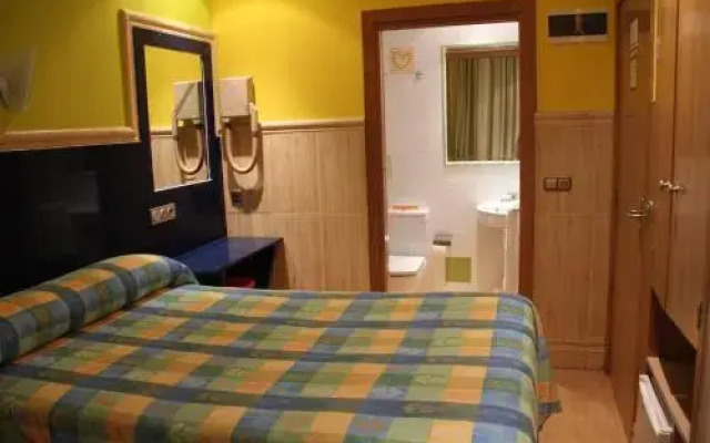 Hostal Izar Bat