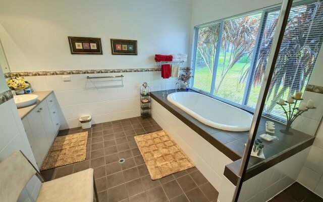 Glenelg on King Bed & Breakfast