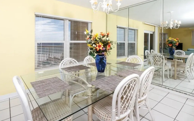 Islander 4007 by RedAwning