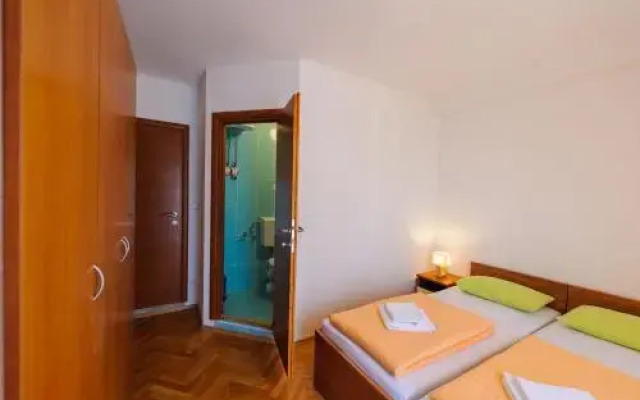Apartment and Rooms Iva