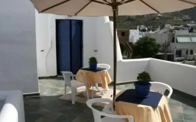 Pavlis Studios & Rooms
