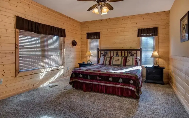 Hickory Hollow Lodge - Eight Bedroom Cabin