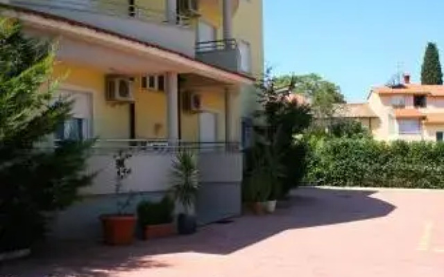 Yellow House Pula