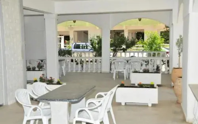 Dionisos Apartments