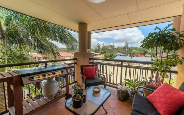 Beachside Gold Coast Apartment With Pool